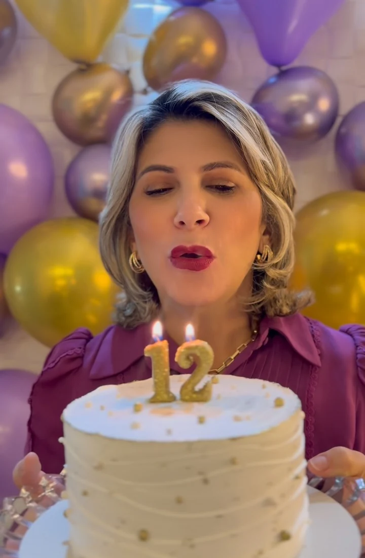 Lucília Lima celebrando os 12 anos do centro de estética entre balões lilás e dourados