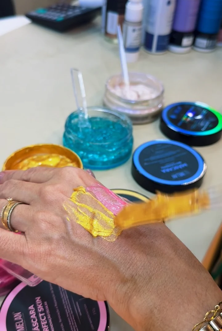 Produtos de estética sobre a bancada da clínica